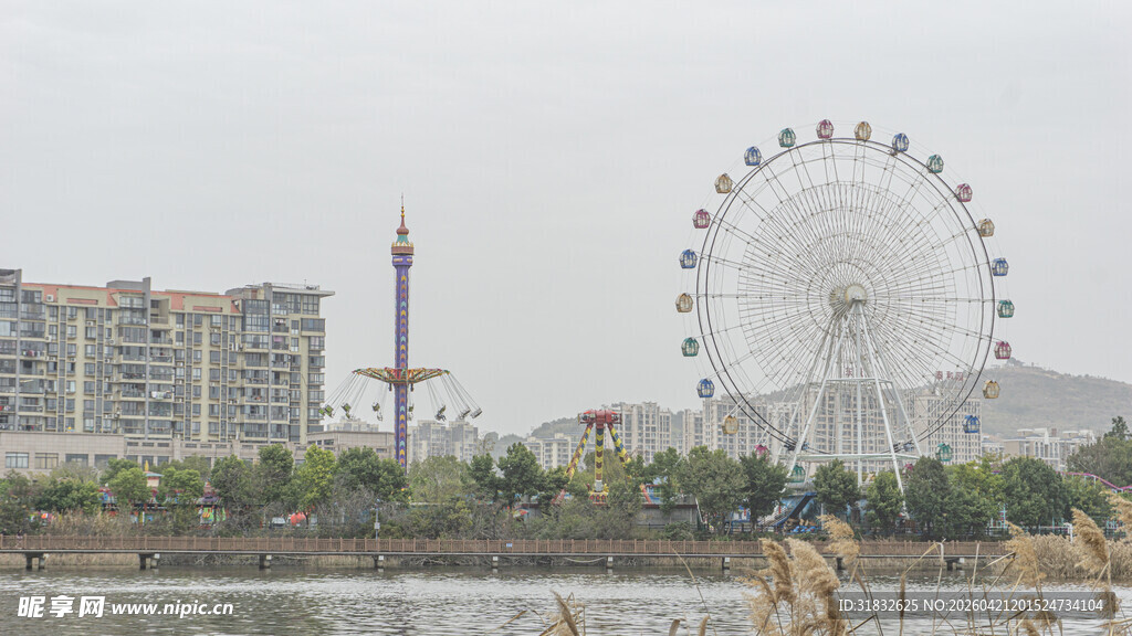 城市湖畔的摩天轮景观
