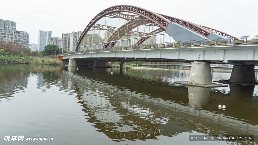 城市河畔的拱形桥梁景观