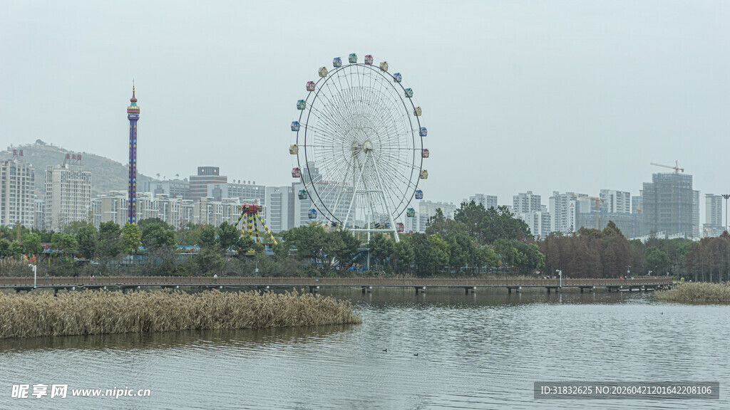 湖畔摩天轮风景
