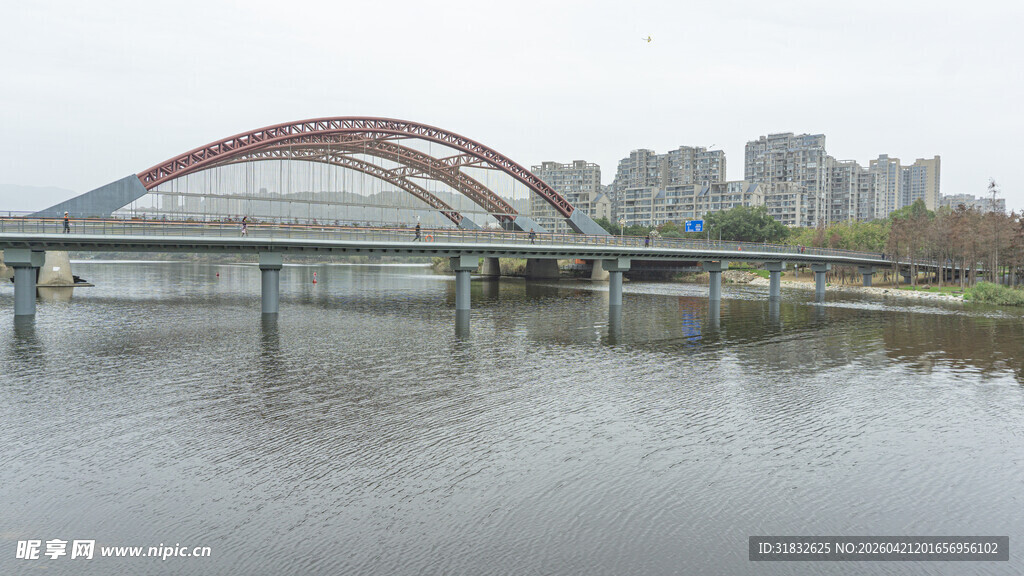 城市河畔弧形桥梁景观