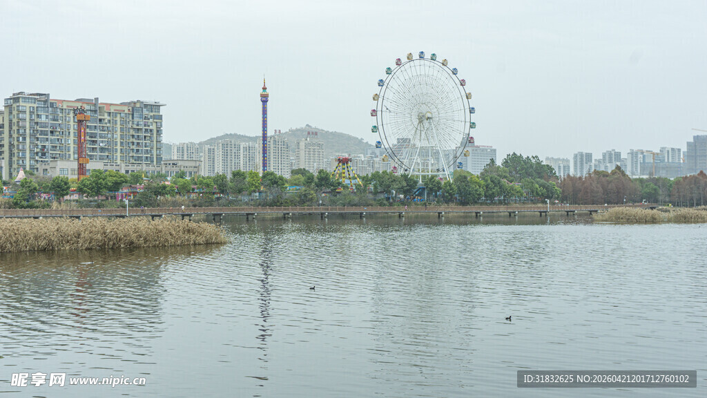 湖畔摩天轮风景
