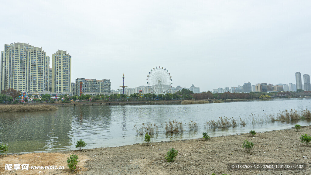 河畔城市风光与摩天轮