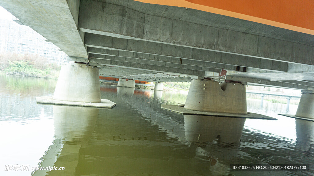 桥梁底部视角景观