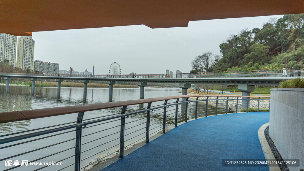 河畔蓝色步道风景