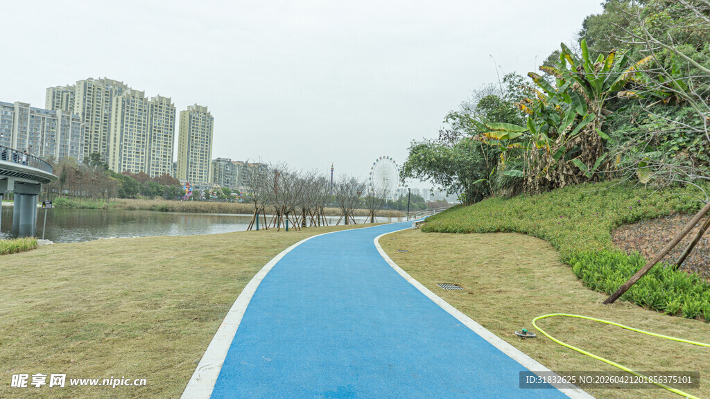 城市河畔的蓝色健身步道