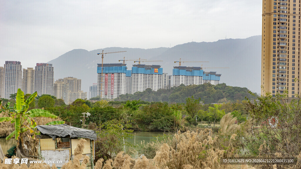 城市边缘的自然与建筑景观