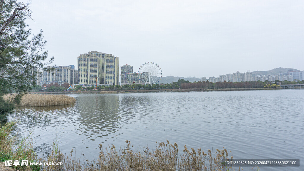湖畔城市风光景色
