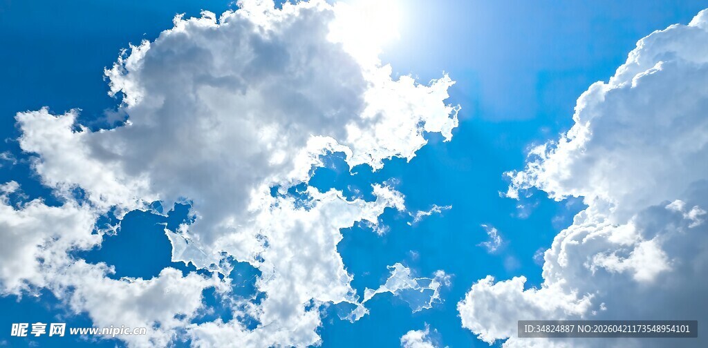 晴朗蓝天与蓬松白云