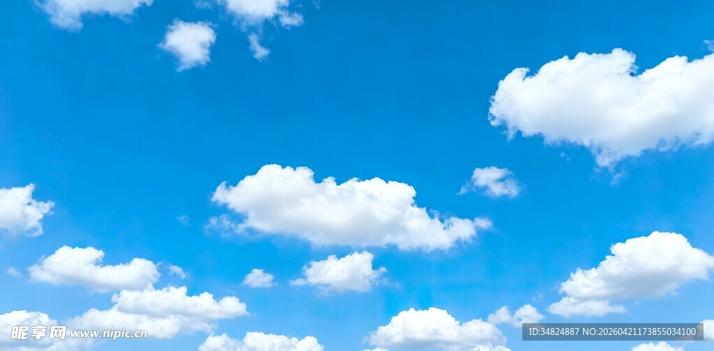 晴朗蓝天与朵朵白云