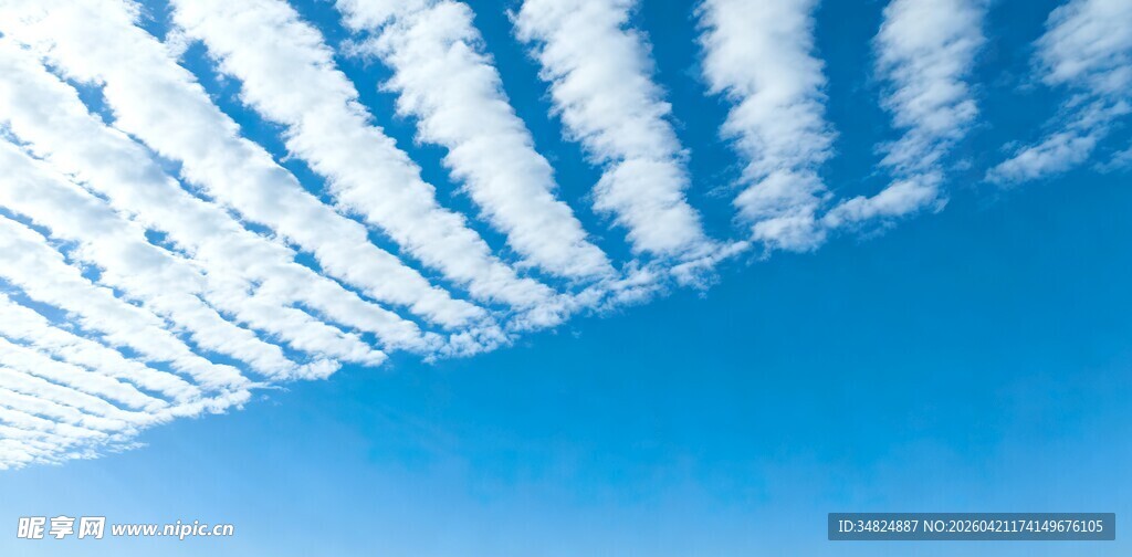 蓝天中整齐排列的航迹云