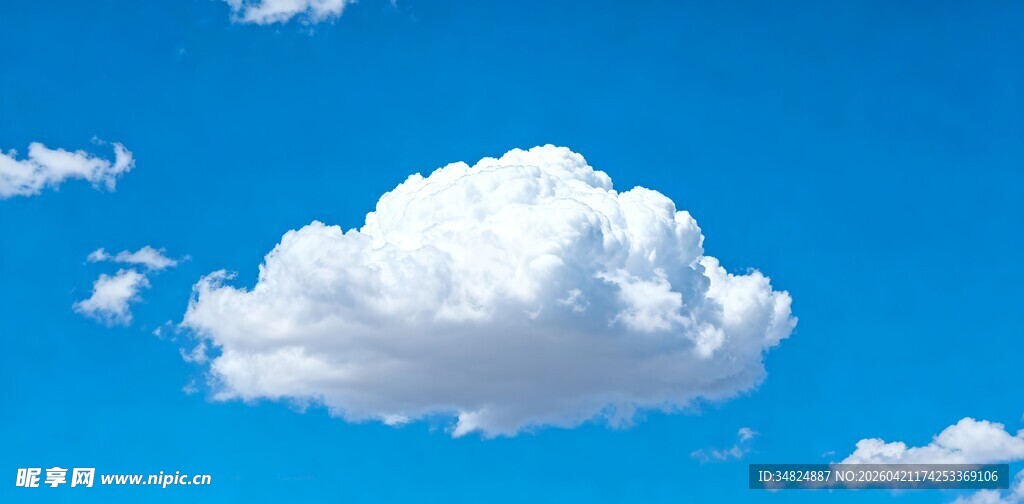 蓝天下的蓬松白云