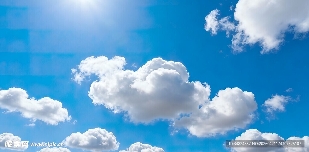 晴朗蓝天中的蓬松白云