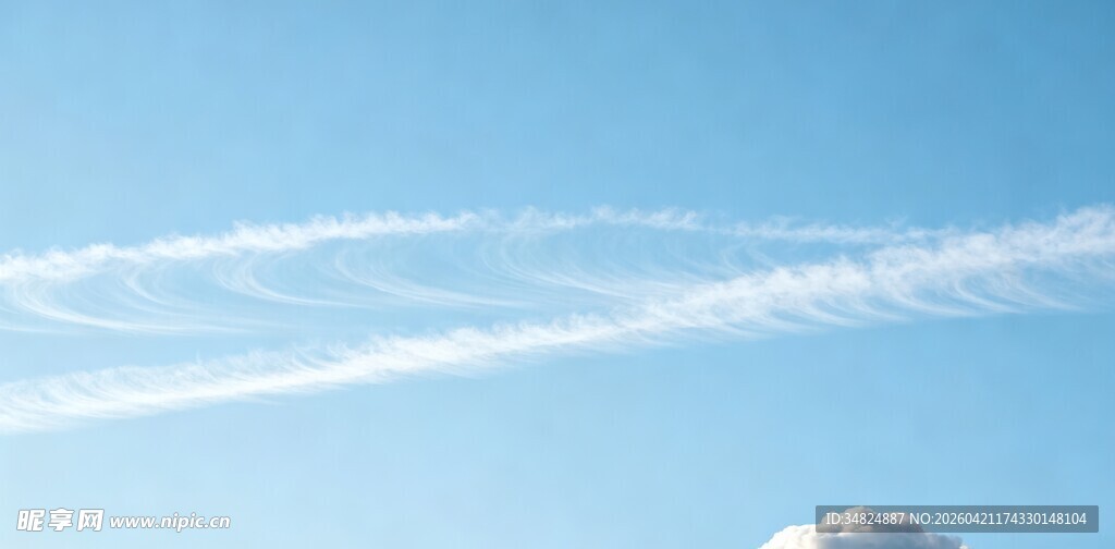 蓝天中飞机留下的航迹