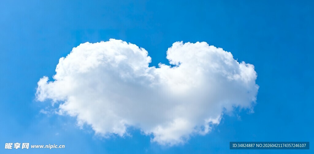 心形云朵飘在蓝天