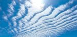 蓝天下的波纹状美丽云彩