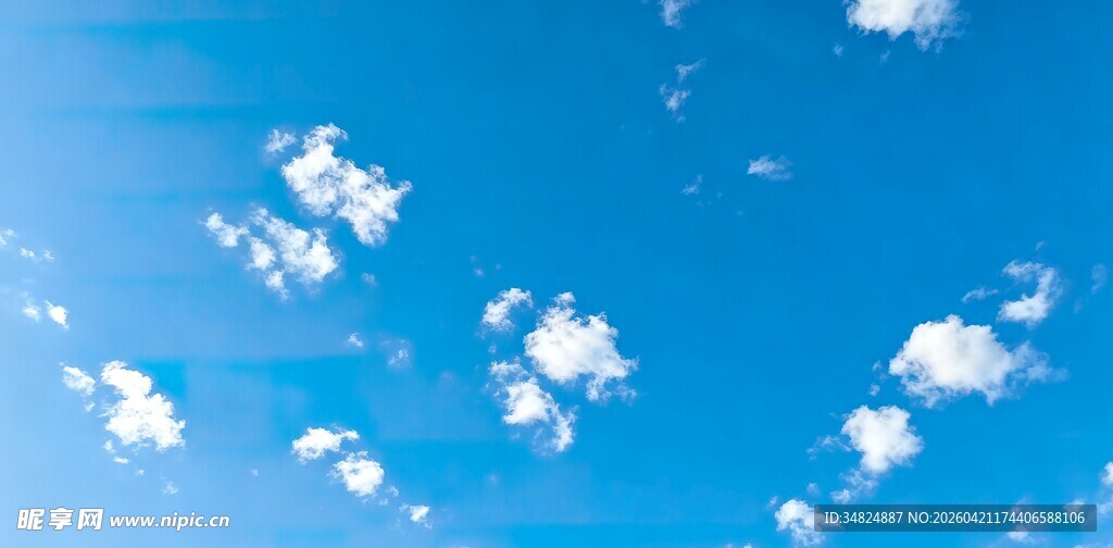 蓝天飘着朵朵白云