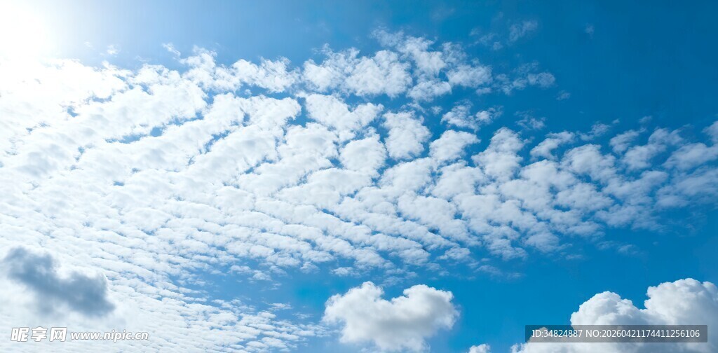 晴朗蓝天飘着絮状云朵