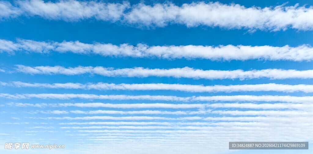 蓝天中整齐排列的条状云