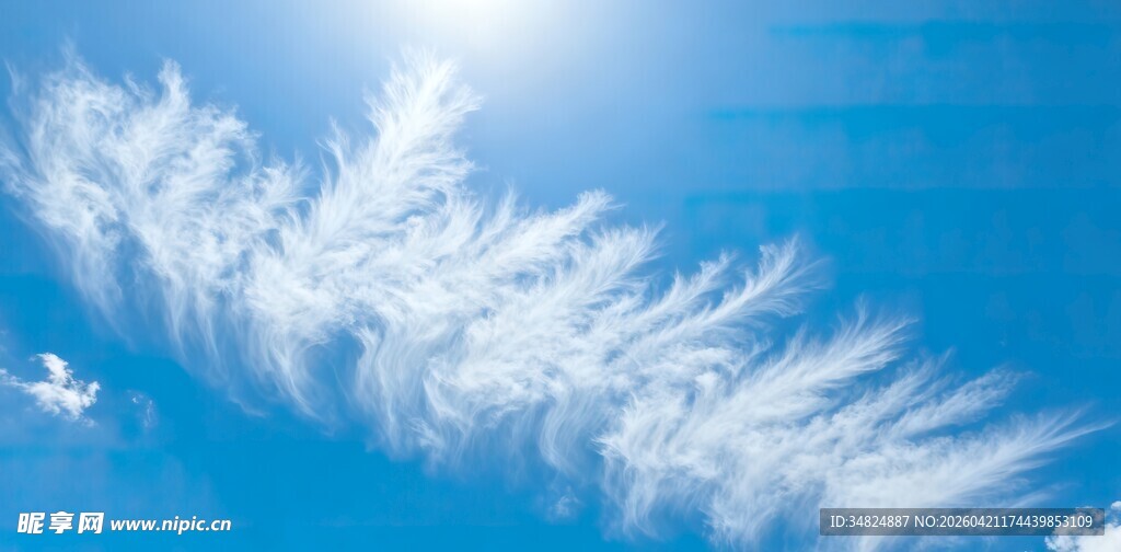 蓝天飘絮状白云