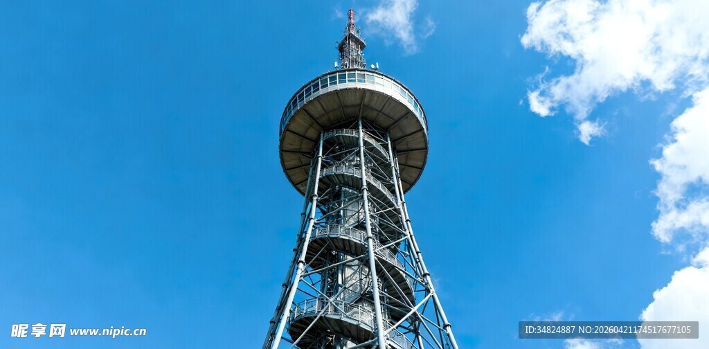 高耸电视塔屹立蓝天