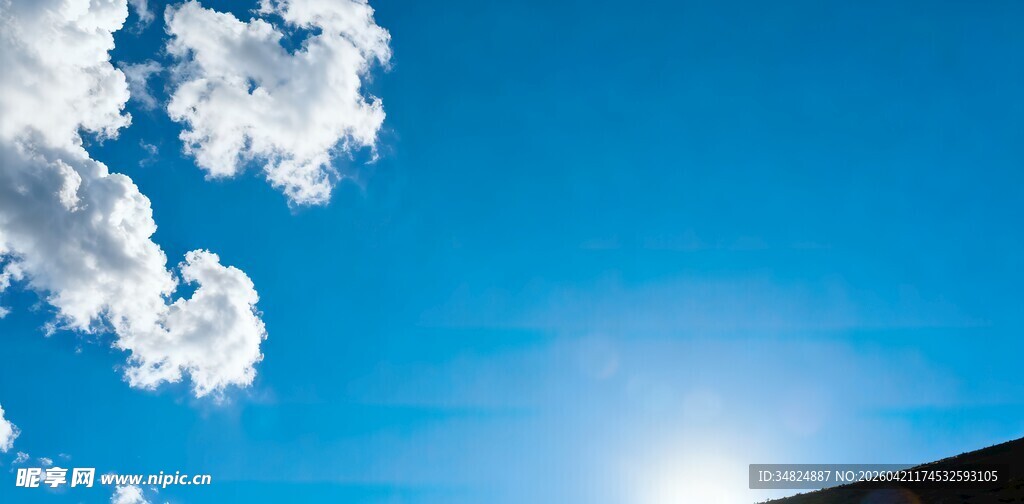 蓝天飘白云的晴朗景象