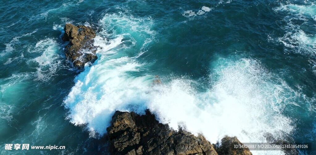 海浪拍击礁石的壮丽景象