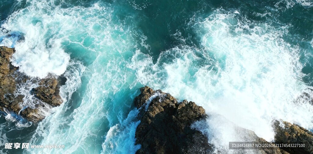 俯瞰澎湃海浪拍打礁石