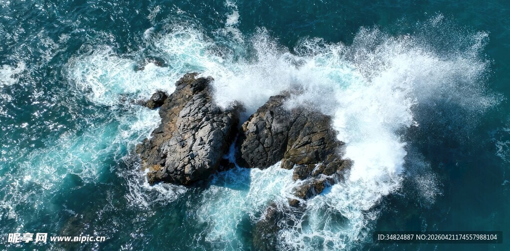 海浪拍击礁石的壮丽景象