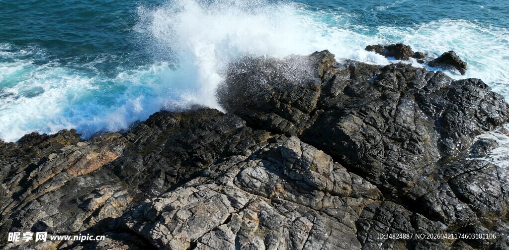 海浪拍击嶙峋礁石
