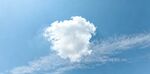 蓝天下的孤独白云