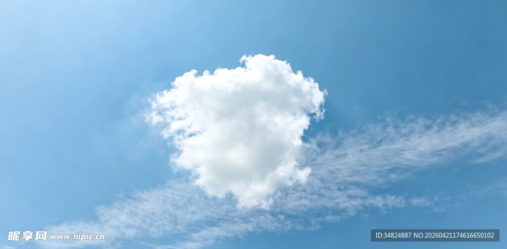 蓝天下的孤独白云