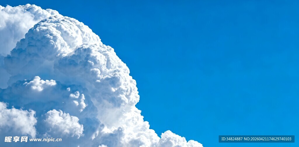 蓝天中的蓬松大云朵