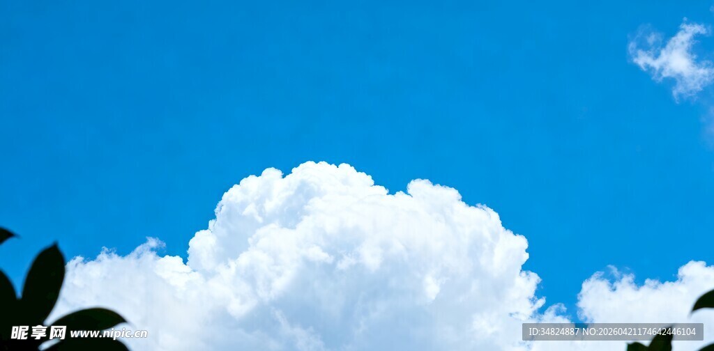 蓝天中的蓬松白云