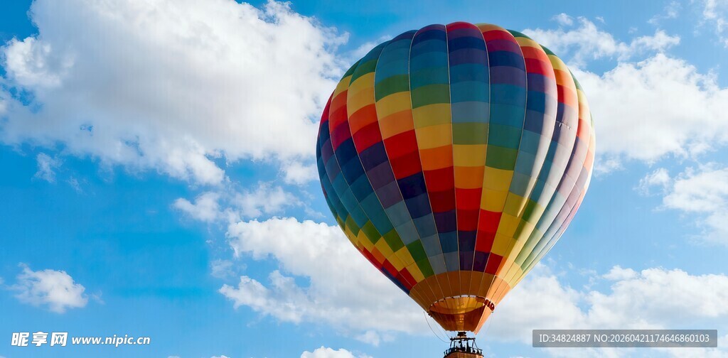 彩色热气球翱翔蓝天
