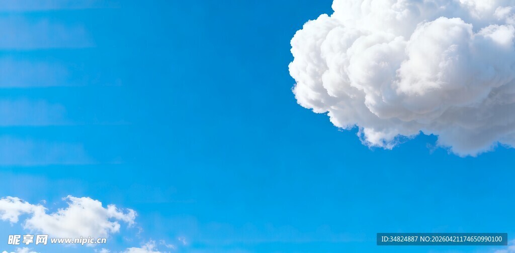 蓝天中的蓬松白云