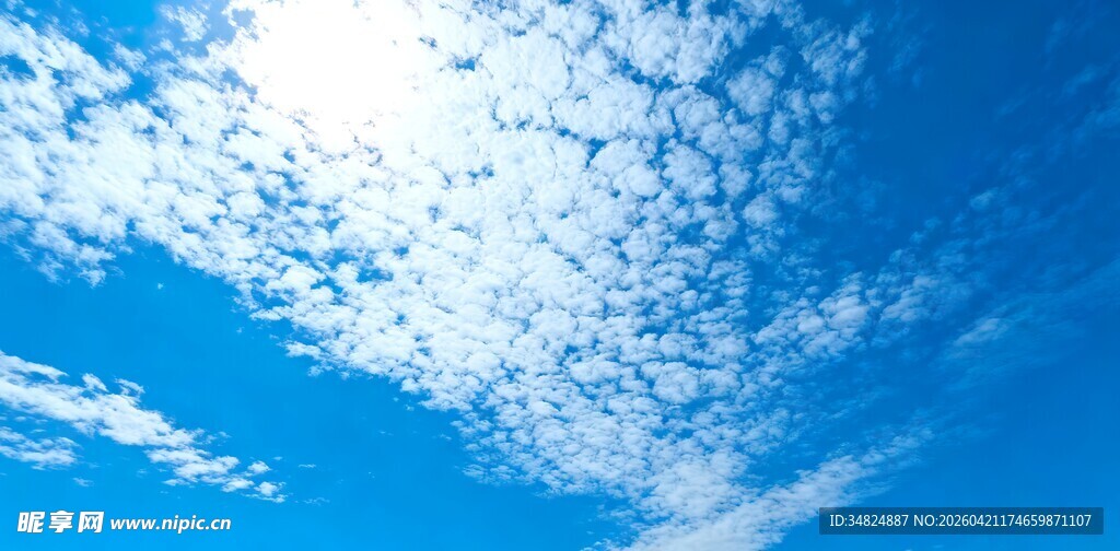 蔚蓝天空中的洁白云朵