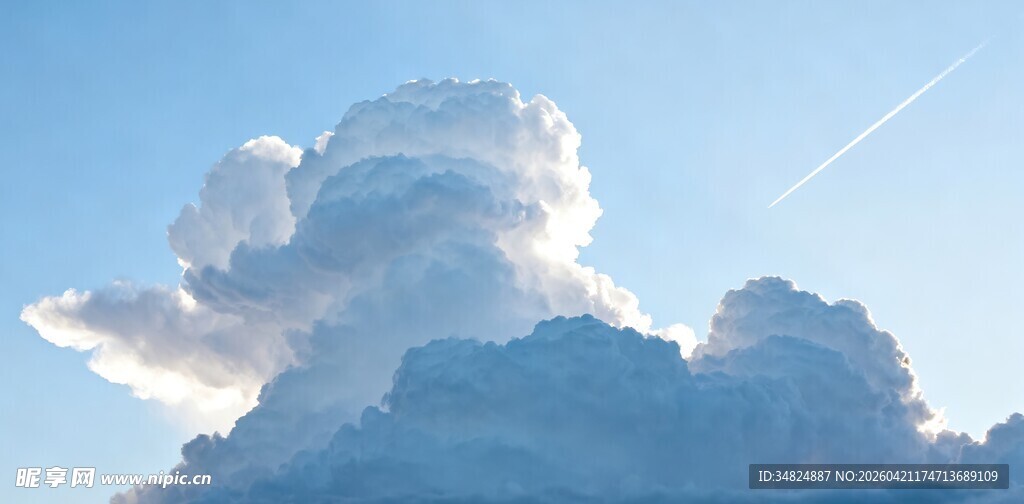 蓝天中壮观的积雨云