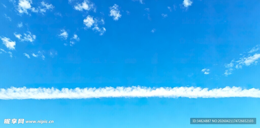 蓝天中的稀疏白云