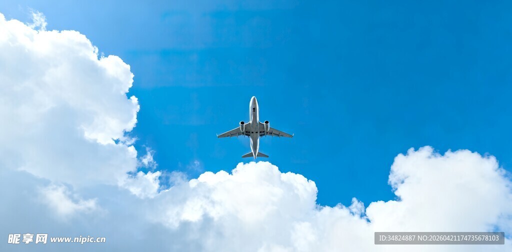 蓝天中翱翔的飞机