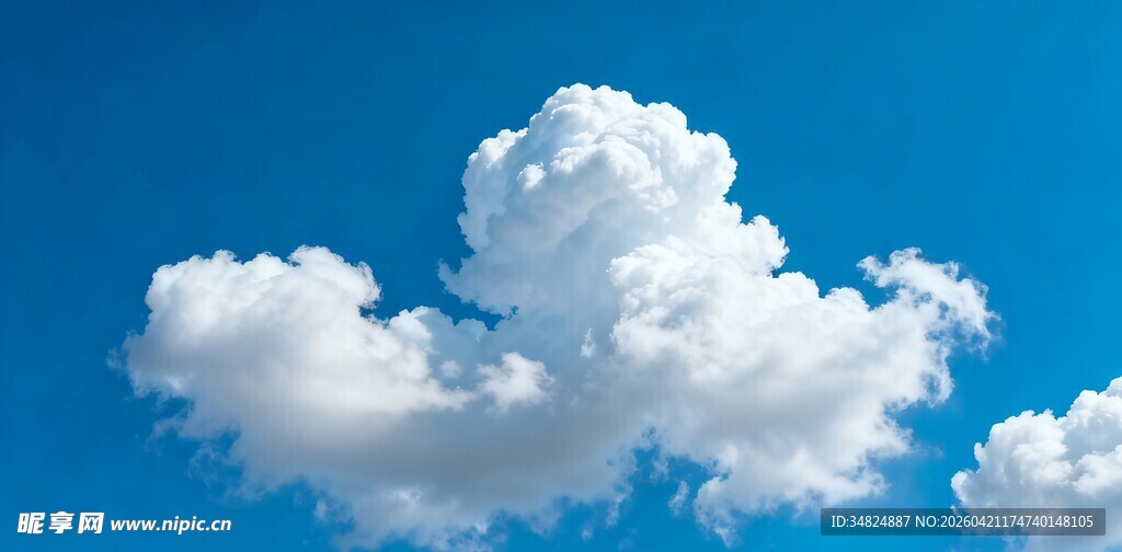 蓝天中的蓬松白云