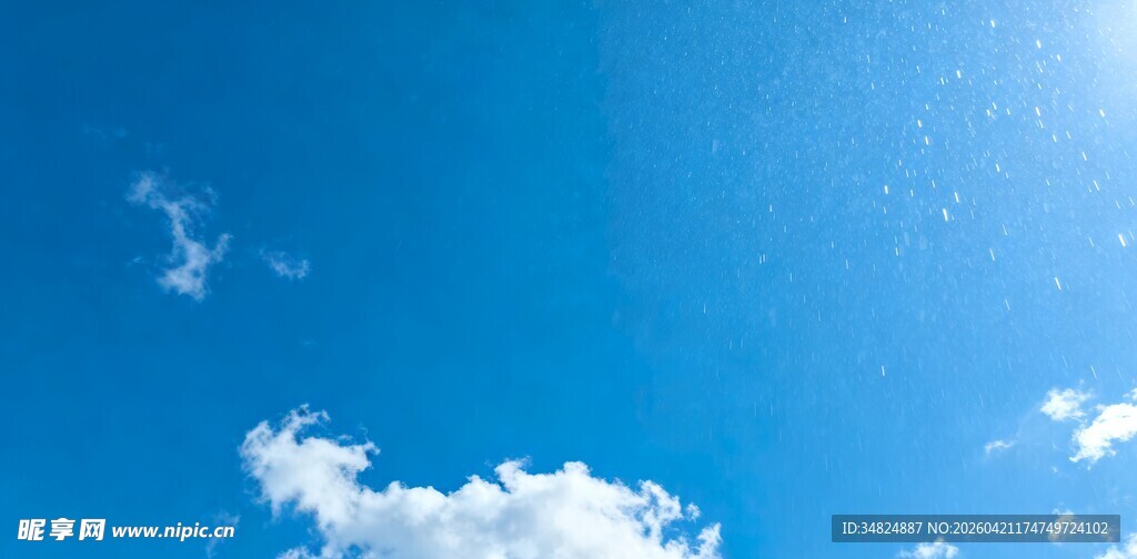 晴朗蓝天中的洁白云朵