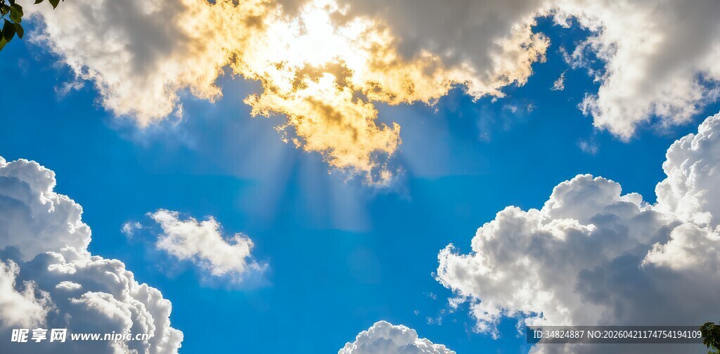 蓝天白云下的耀眼阳光