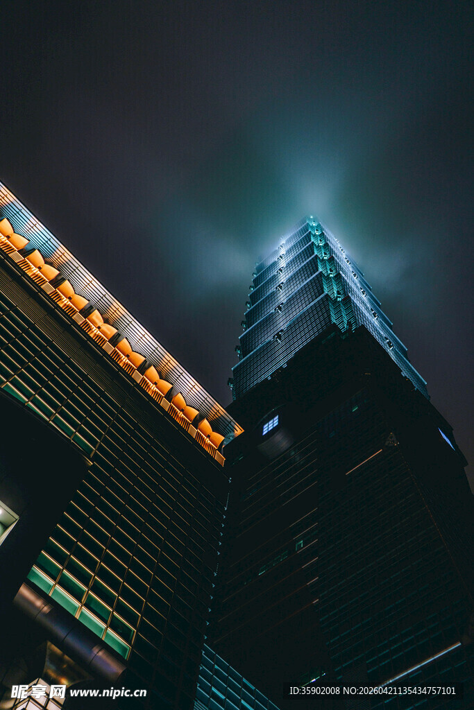 都市夜景中的摩天大楼