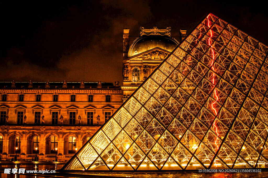 卢浮宫玻璃金字塔夜景