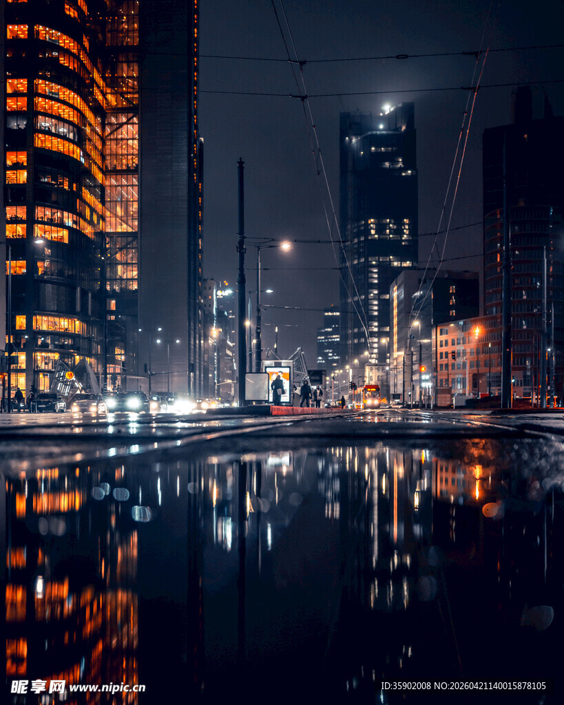 城市夜景中的璀璨灯火倒映