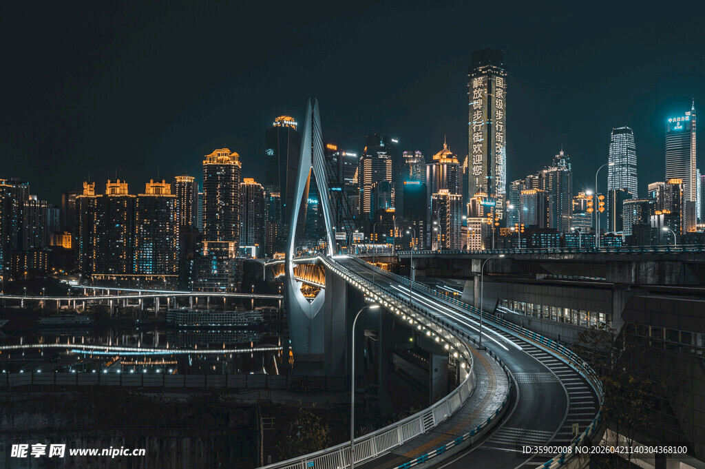 城市夜景中的高架桥