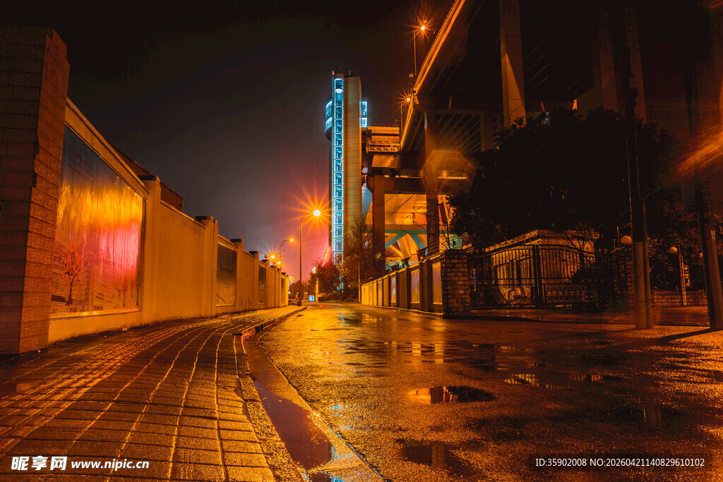 雨夜街道的静谧光影