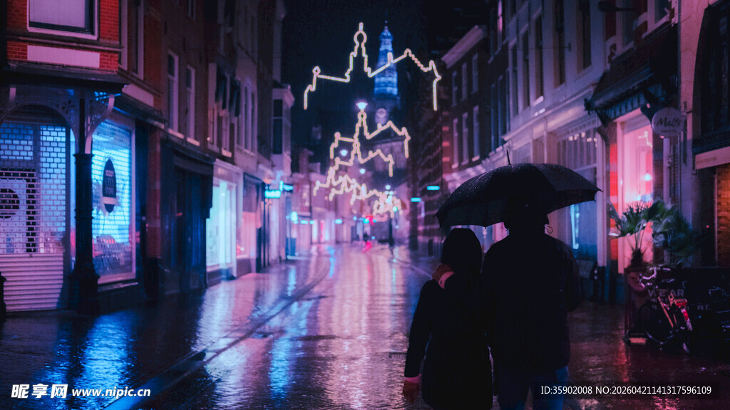 雨夜街头的浪漫霓虹景象