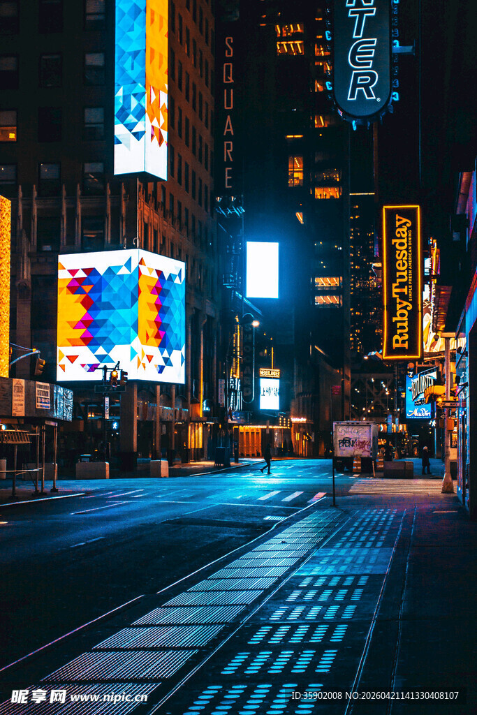 都市夜景下的繁华街道