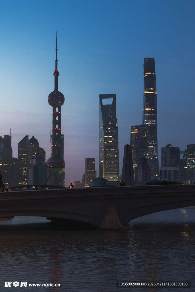 上海外滩夜景城市天际线